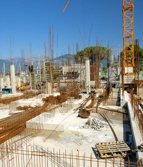Cantiere di un edificio in cemento armato con armature a vista